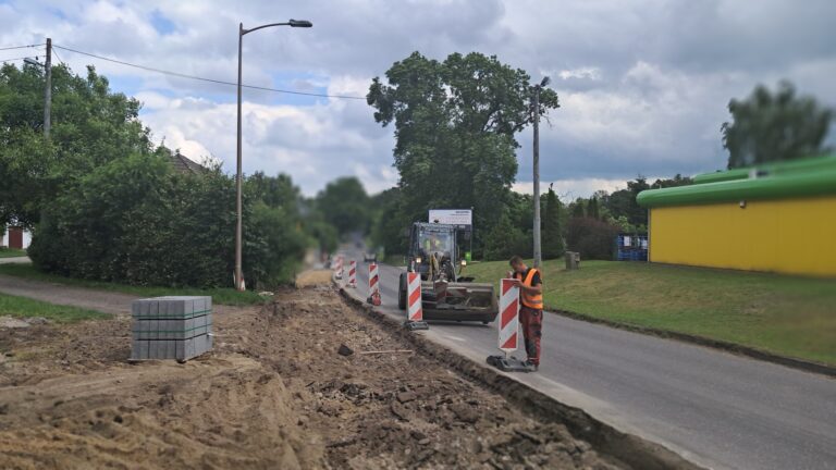 Nowy chodnik i remont drogi przebiegającej przez Mosty