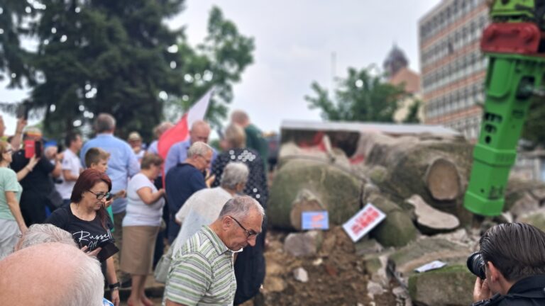 Zburzono pomnik „Braterstwa Broni” w Nowogardzie