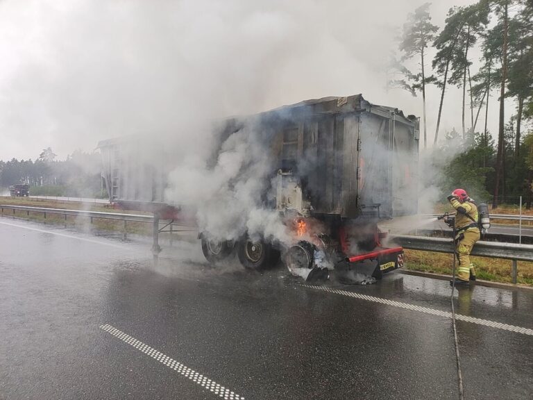 Pożar naczepy na S6 przed Nowogardem